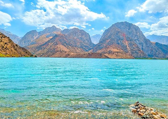 Mùa hè là lúc Iskanderkul khoe trọn sắc xanh của mặt hồ dưới nắng, nổi bật giữa những đỉnh núi Fann hùng vĩ
