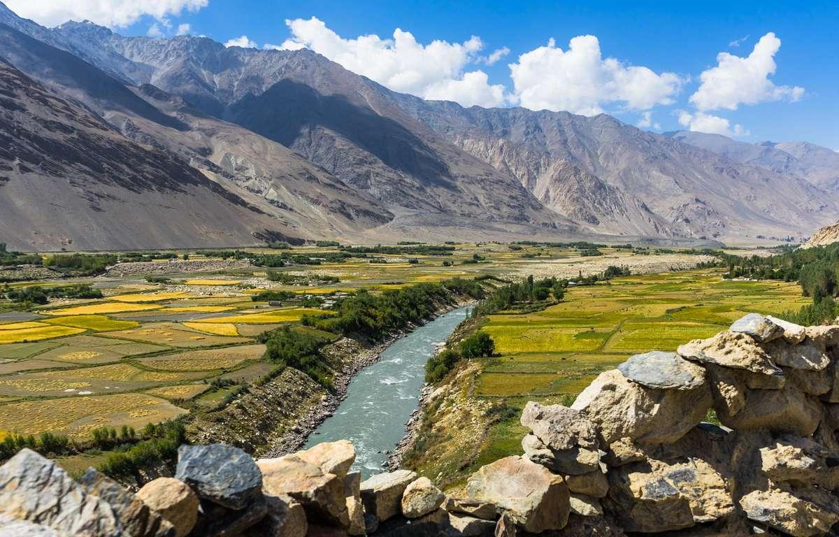 Wakhan vào mùa hè mở ra khung cảnh thung lũng xanh, sông núi hùng vĩ và những cung đường đầy sức hút giữa miền Pamir