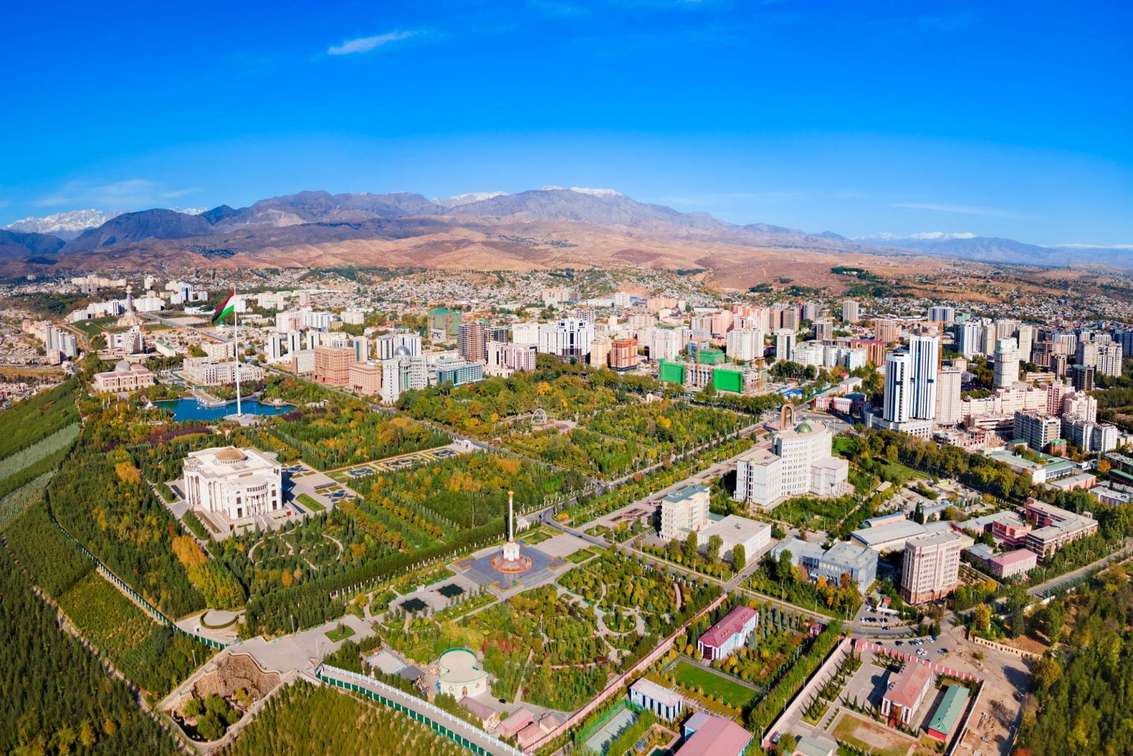 Thủ đô Dushanbe Tajikistan với đại lộ rộng, công trình kiến trúc và khung cảnh núi non bao quanh thành phố