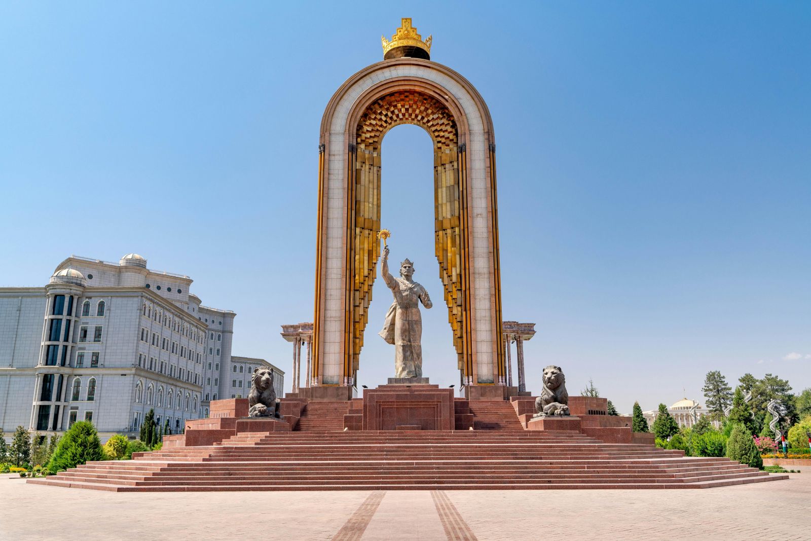 Tượng đài Ismail Samani Dushanbe Tajikistan với bức tượng vị vua dưới mái vòm vàng nổi bật giữa trung tâm thủ đô