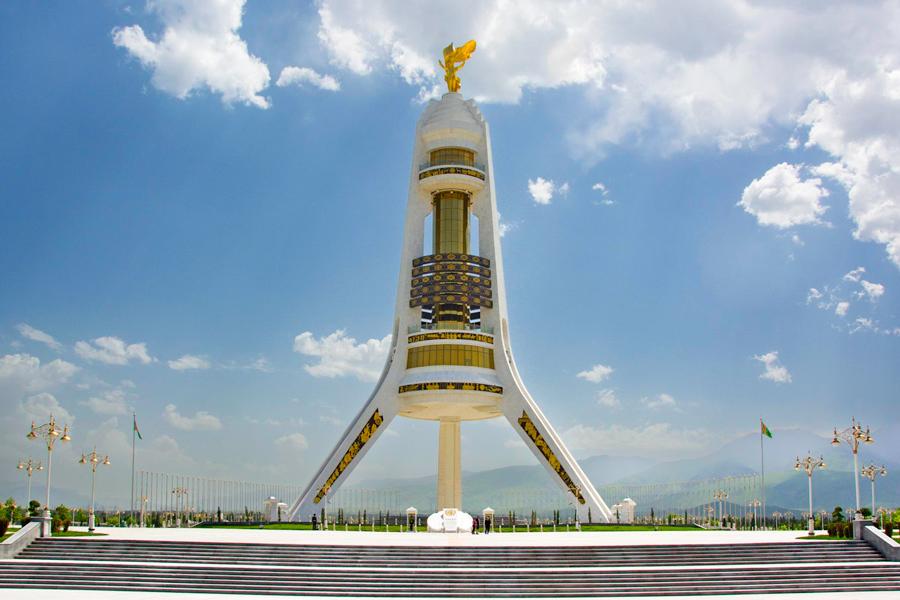 Neutrality Monument nổi bật giữa Ashgabat với kiến trúc độc đáo và ý nghĩa biểu tượng gắn liền với Turkmenistan