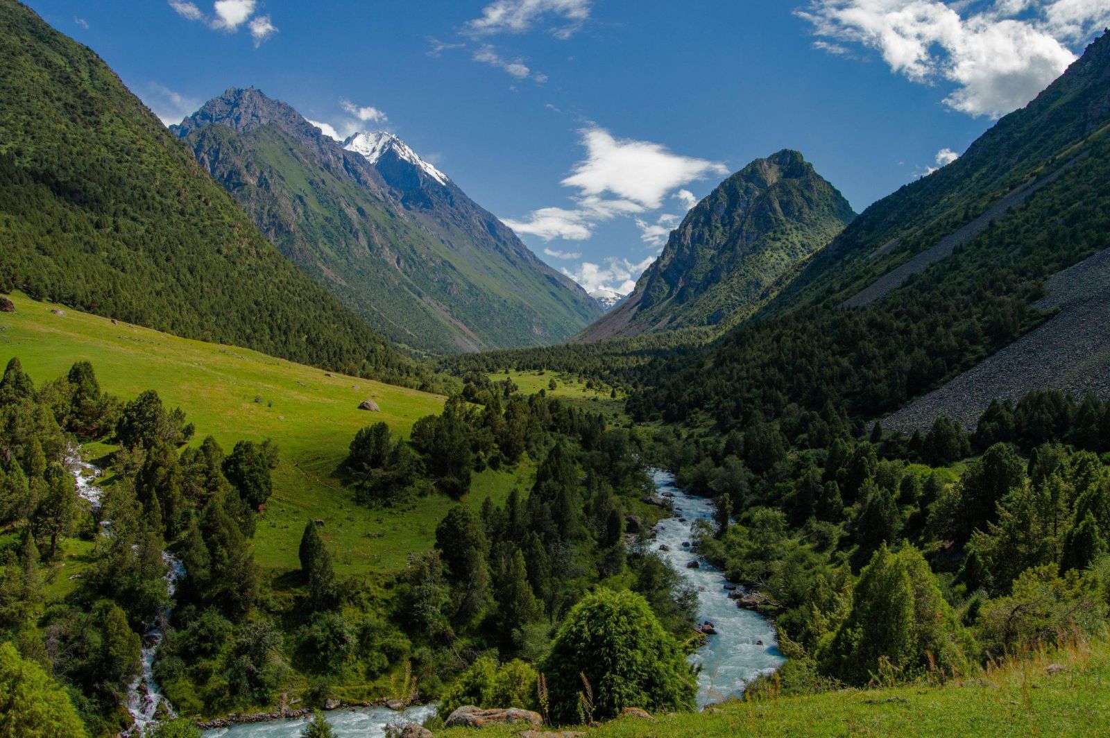Khám phá Ala-Archa để hòa mình vào những thung lũng xanh và cảnh sắc núi non hùng vĩ của Kyrgyzstan