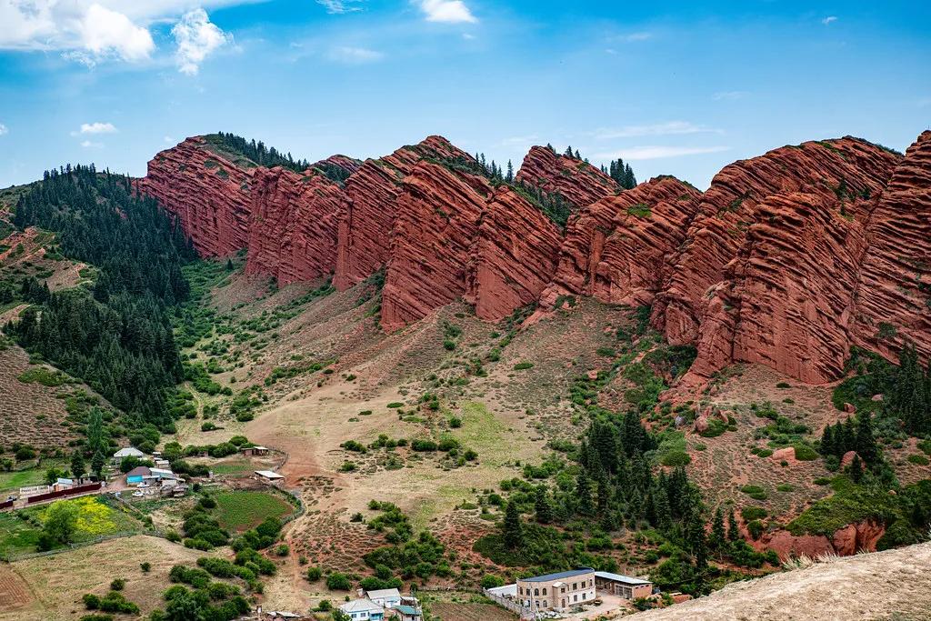 Jeti-Oguz rực đỏ giữa miền núi xanh của Kyrgyzstan