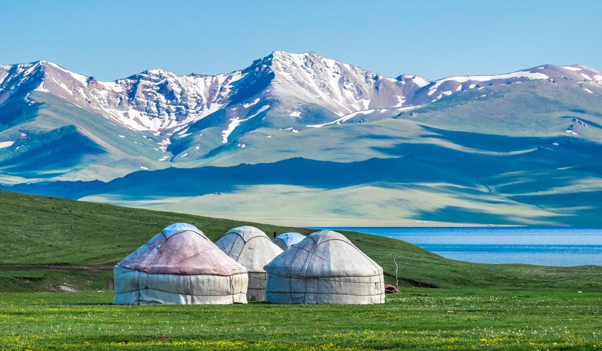 Hồ Song-Kul Kyrgyzstan giữa thảo nguyên xanh, những túp lều yurt truyền thống và núi non hùng vĩ