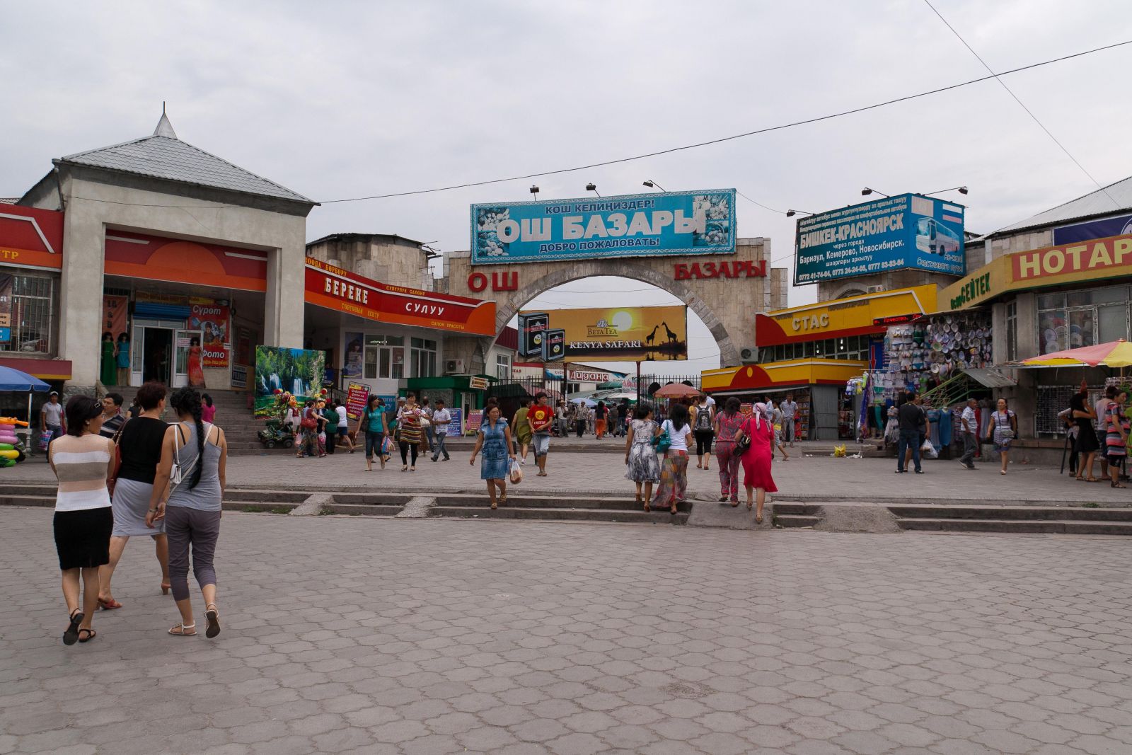 Ghé Osh Bazaar để cảm nhận nhịp sống sôi động và sắc màu văn hóa địa phương giữa lòng Bishkek