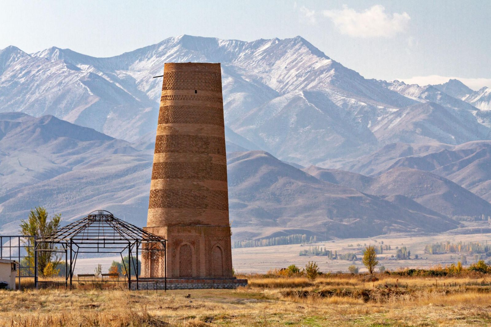 Tháp Burana Kyrgyzstan với ngọn tháp cổ nổi bật giữa thung lũng Chuy và núi Thiên Sơn