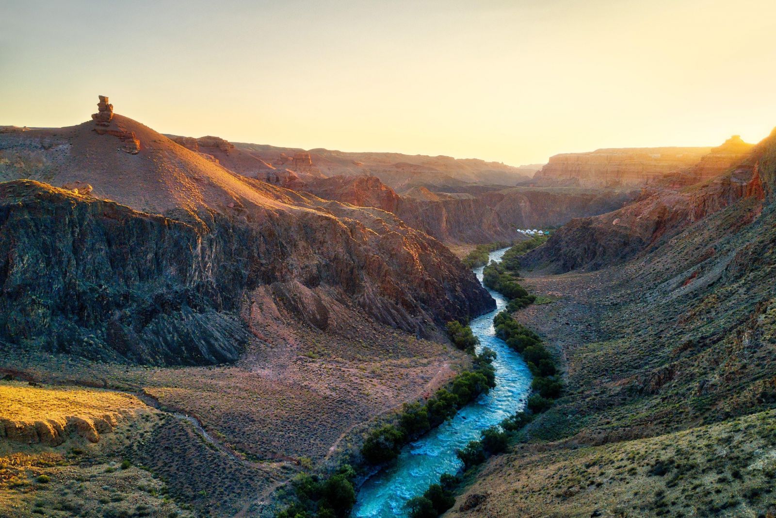 Khám phá Charyn Canyon qua những tạo tác đá ngoạn mục của thiên nhiên