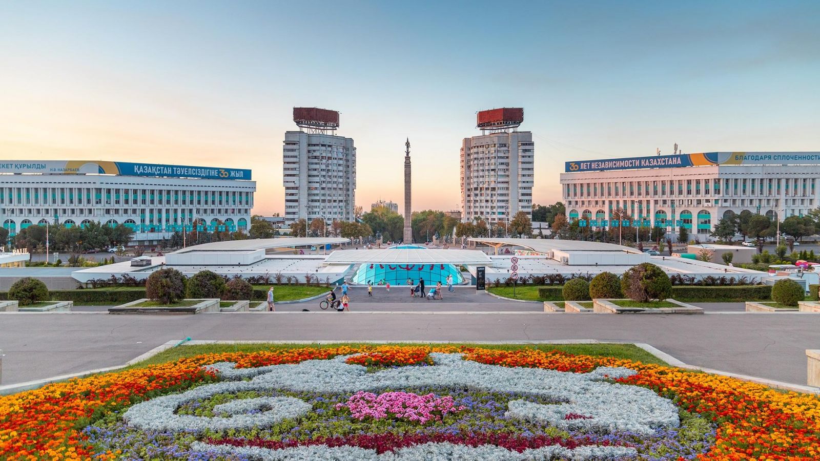 Quảng trường Độc lập ghi dấu những biểu tượng đặc trưng của Kazakhstan giữa lòng Almaty