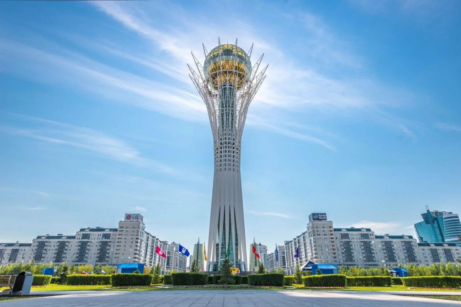 Bayterek kể câu chuyện Kazakhstan qua biểu tượng cây sự sống và quả cầu vàng