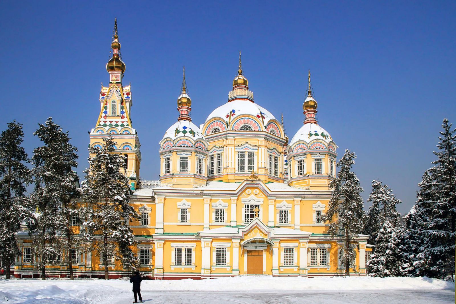 Ghé Zenkov Cathedral để cảm nhận một góc Almaty cổ kính và đầy màu sắc