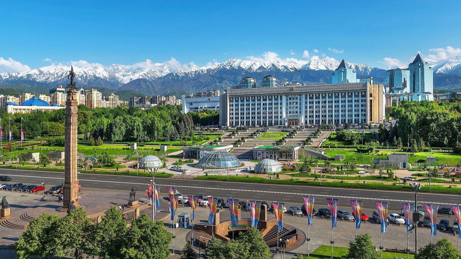 Almaty nơi phố thị hiện đại hòa mình cùng núi non hùng vĩ