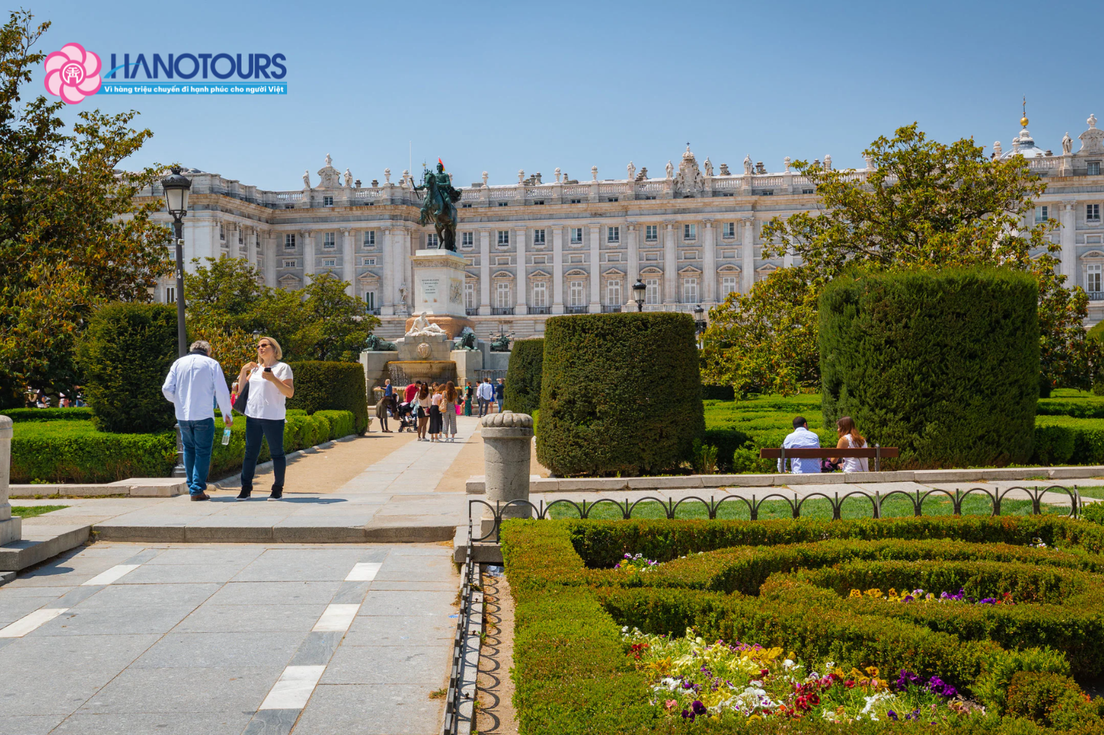 Quảng trường Plaza de Oriente ở phía Đông cung điện