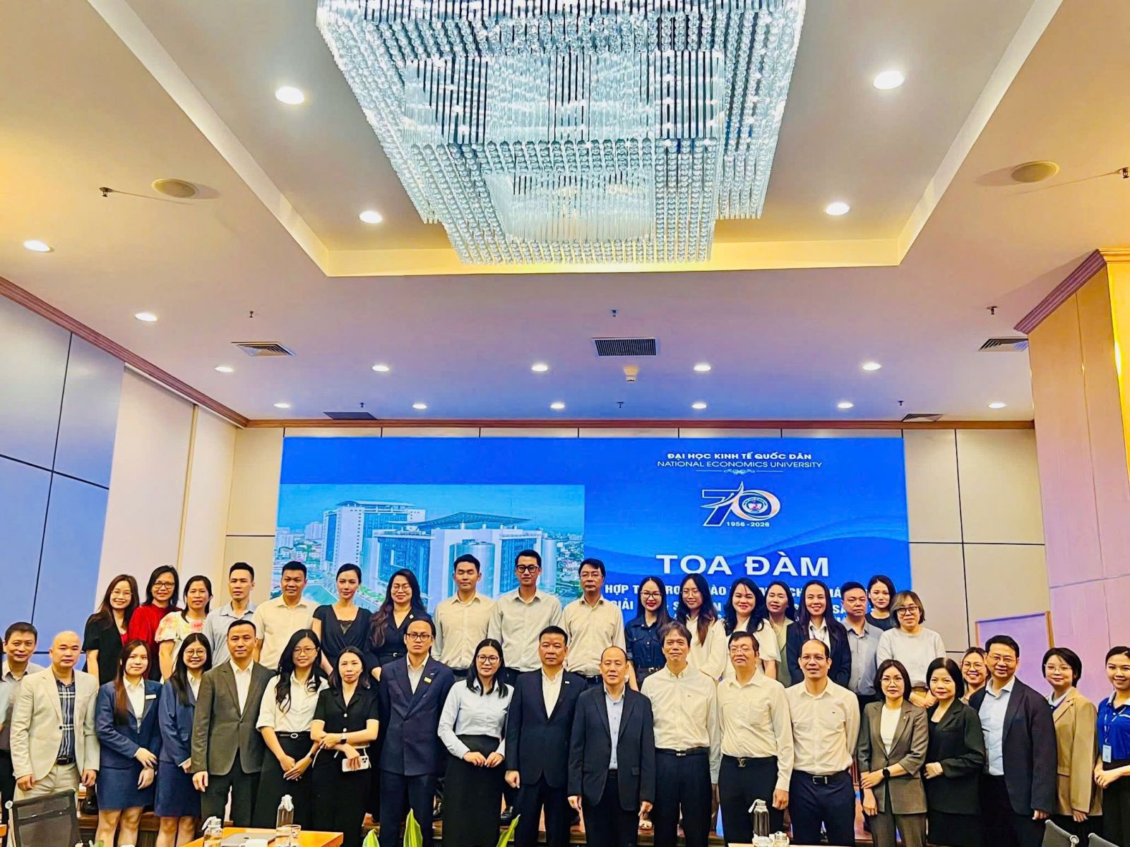 Các đại biểu tham dự tọa đàm chụp ảnh lưu niệm