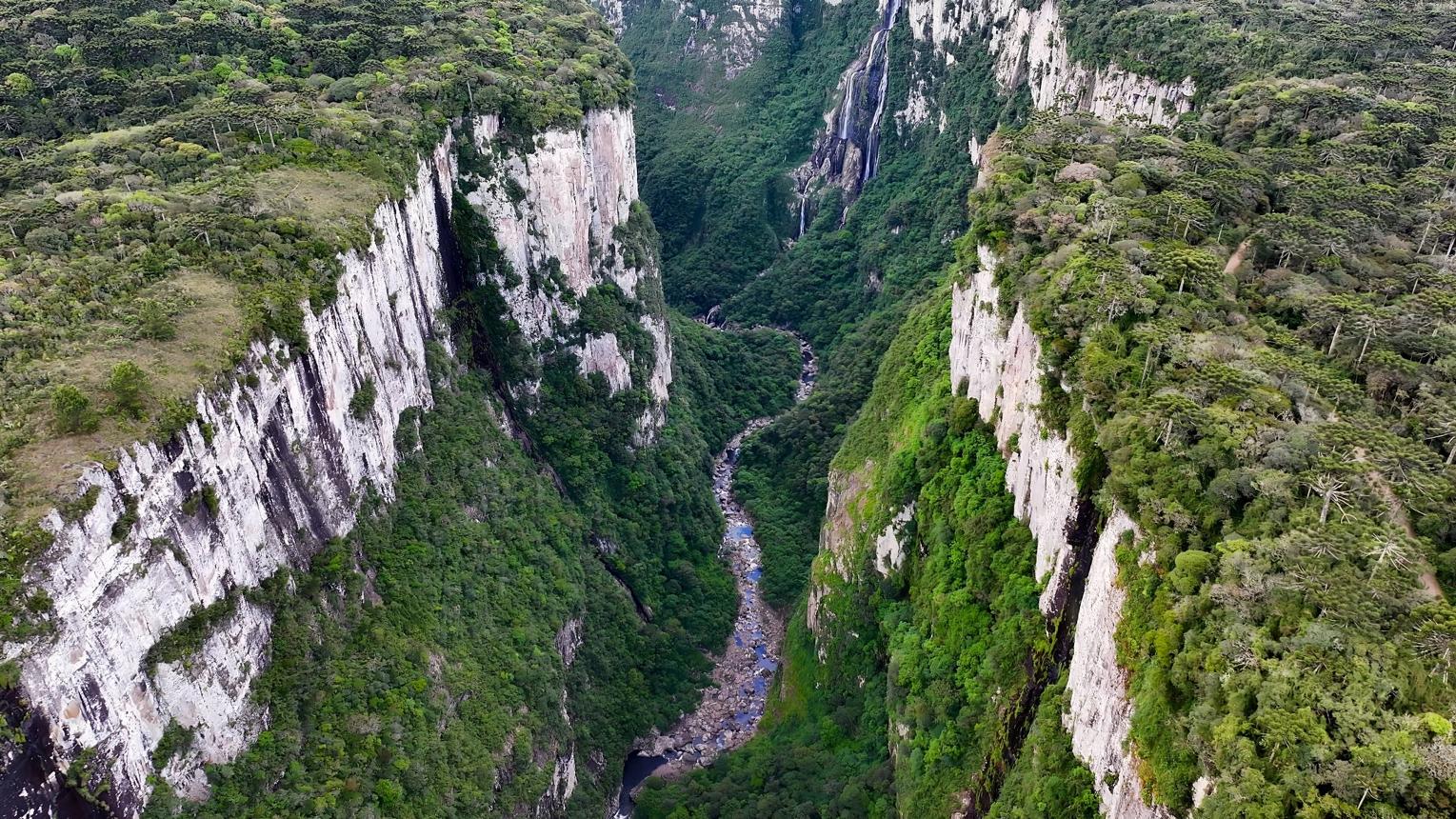 Hẻm núi Canyon Itaimbezinho Brazil với những vách đá dựng đứng, thung lũng sâu phủ xanh và các dòng thác đổ xuống giữa cảnh quan hùng vĩ của Vườn quốc gia Aparados da Serra.