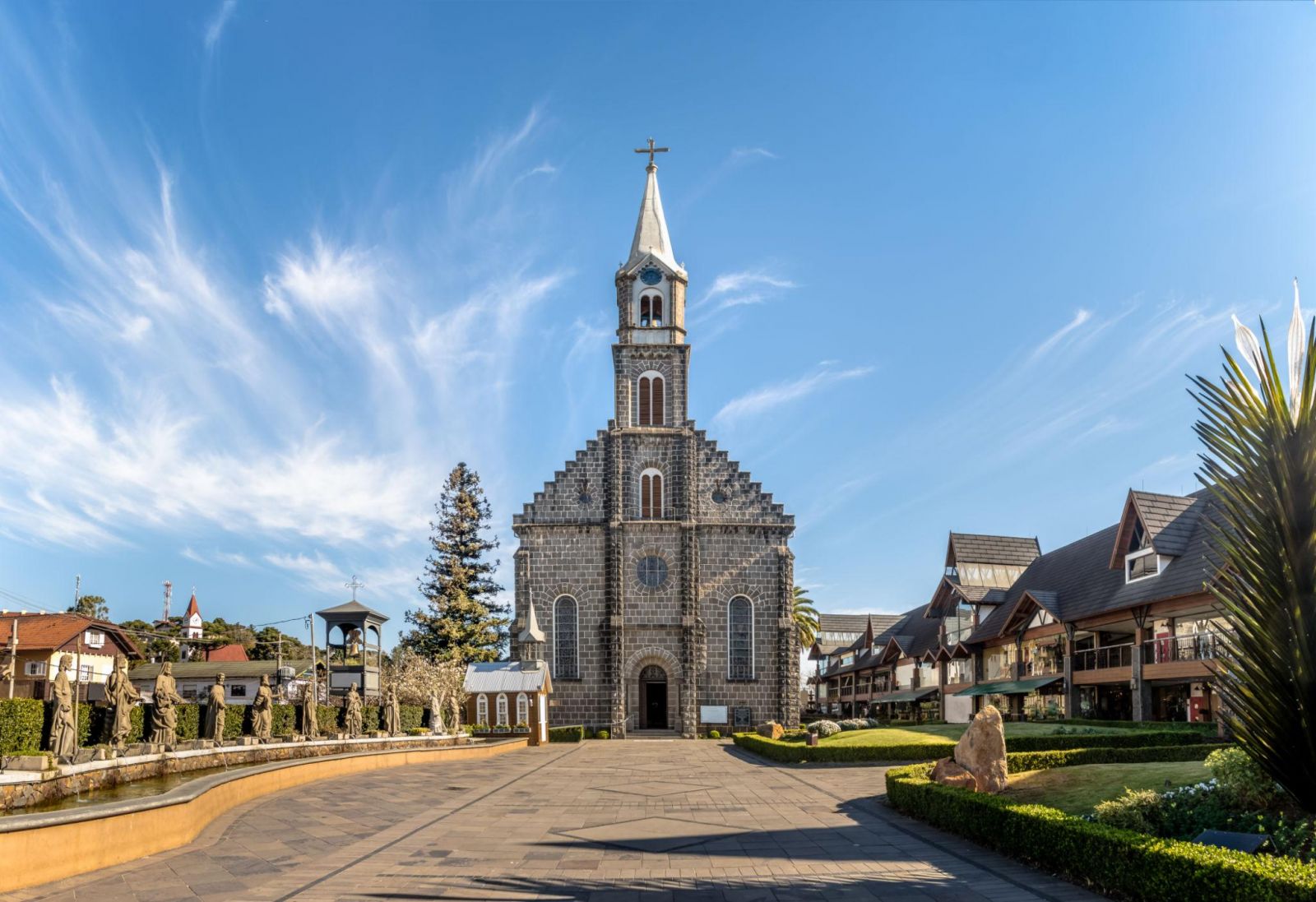 Gramado quyến rũ bằng những góc phố thanh lịch và khung cảnh nên thơ, mang đến cảm giác như lạc vào một thị trấn cổ tích giữa Brazil
