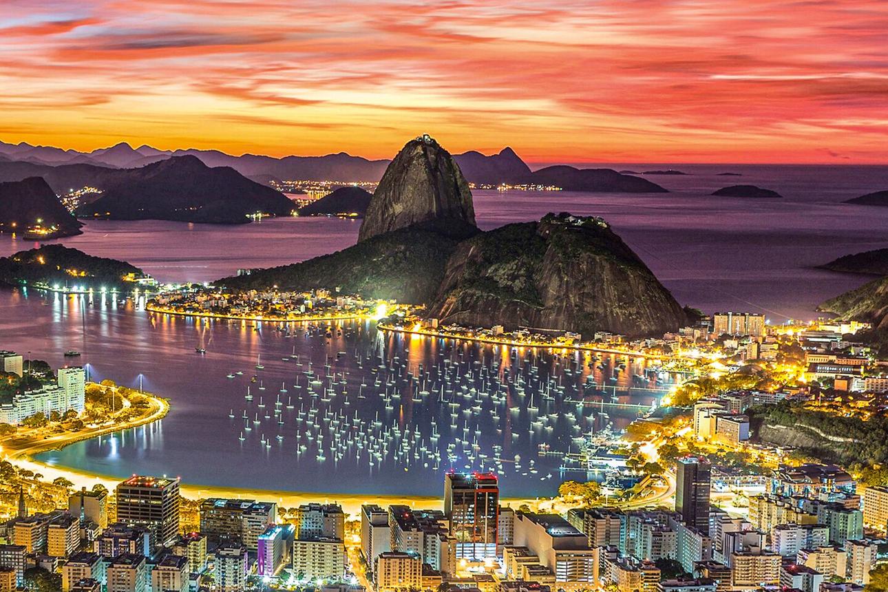 Sugarloaf Mountain vươn cao giữa vịnh biển Rio de Janeiro, mang đến góc nhìn ngoạn mục về thành phố rực rỡ bên Đại Tây Dương