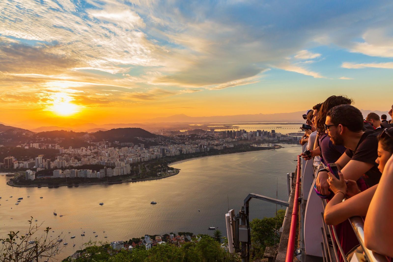 Sugarloaf đẹp nhất khi bầu trời quang đãng, để ánh hoàng hôn nhuộm vàng cả thành phố Rio de Janeiro bên vịnh biển