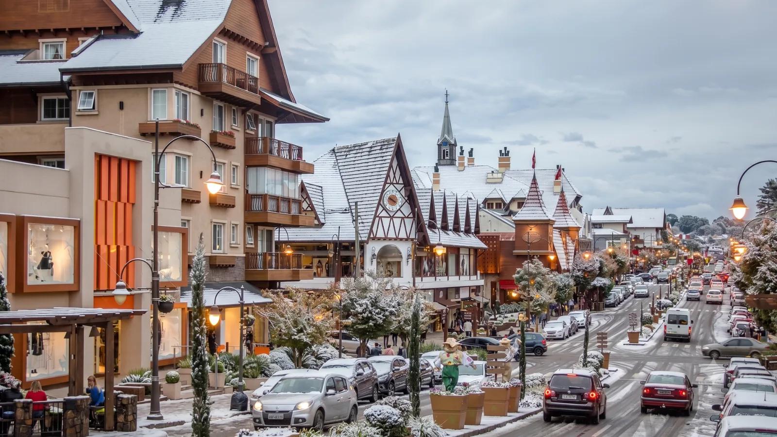 Gramado đẹp theo từng mùa, nhưng những ngày se lạnh và ánh đèn lung linh luôn khiến thị trấn miền núi này thêm phần lãng mạn
