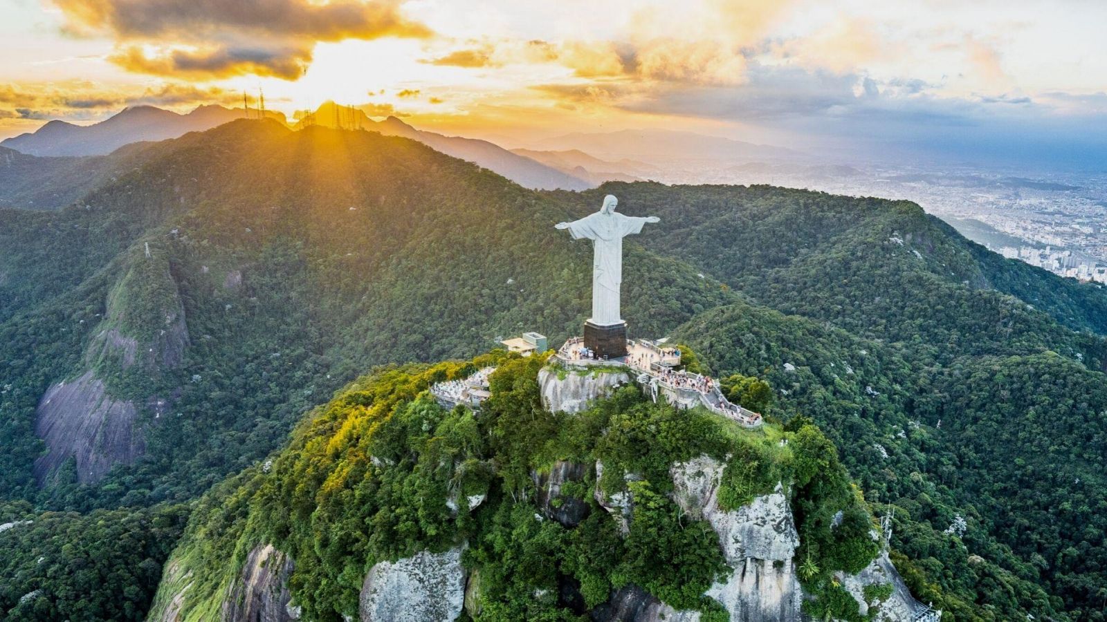 Tượng Chúa Cứu Thế Christ the Redeemer Brazil sừng sững trên đỉnh núi Corcovado, dang rộng hai tay hướng về thành phố Rio de Janeiro và vịnh Guanabara