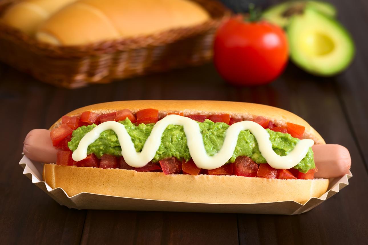 Completo gói trọn nét phóng khoáng của ẩm thực đường phố Chile trong chiếc bánh mì nóng hổi, đầy đặn và hấp dẫn