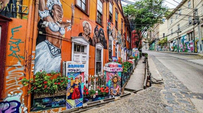 Valparaíso lưu giữ sức sống nghệ thuật trong từng con dốc, nơi những công trình lịch sử và sắc màu phố biển tạo nên vẻ đẹp khó trộn lẫn