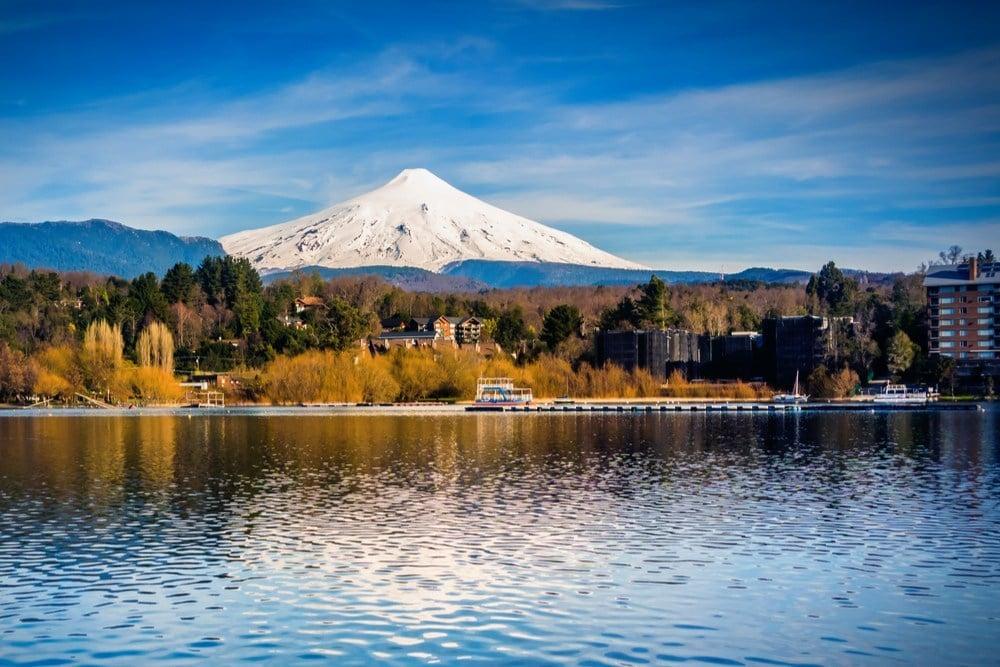 Chile Lake District quyến rũ bởi những mặt hồ xanh biếc soi bóng núi lửa, mang đến hành trình khám phá thiên nhiên đầy cảm hứng giữa miền nam Chile