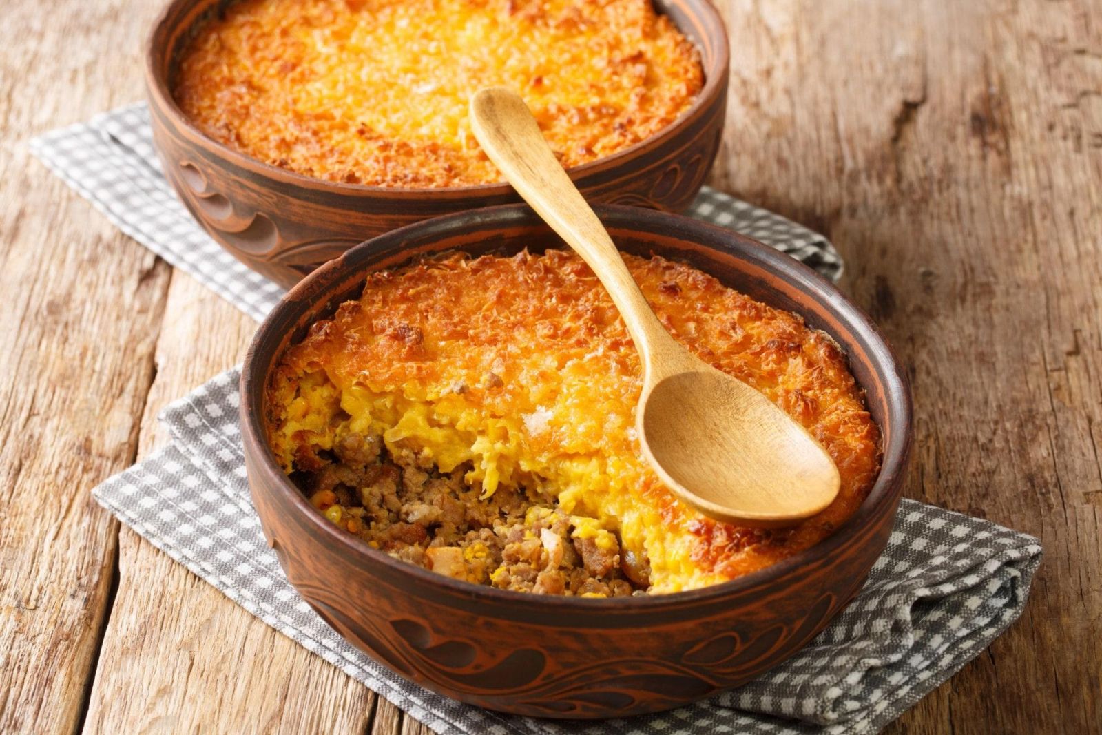 Pastel de Choclo mang hơi ấm căn bếp Chile trong lớp ngô vàng thơm, lưu giữ hương vị thân thuộc qua nhiều thế hệ