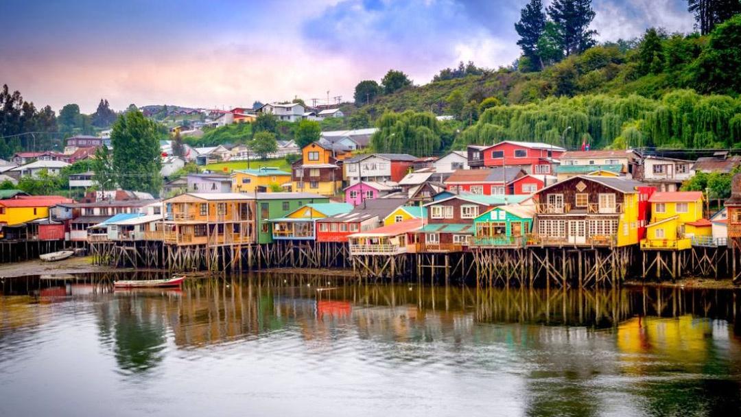 Chiloé níu chân du khách bằng nét duyên mộc mạc của miền biển đảo, nơi những giá trị truyền thống vẫn hiện diện trong từng mái nhà và nhịp sống thường ngày