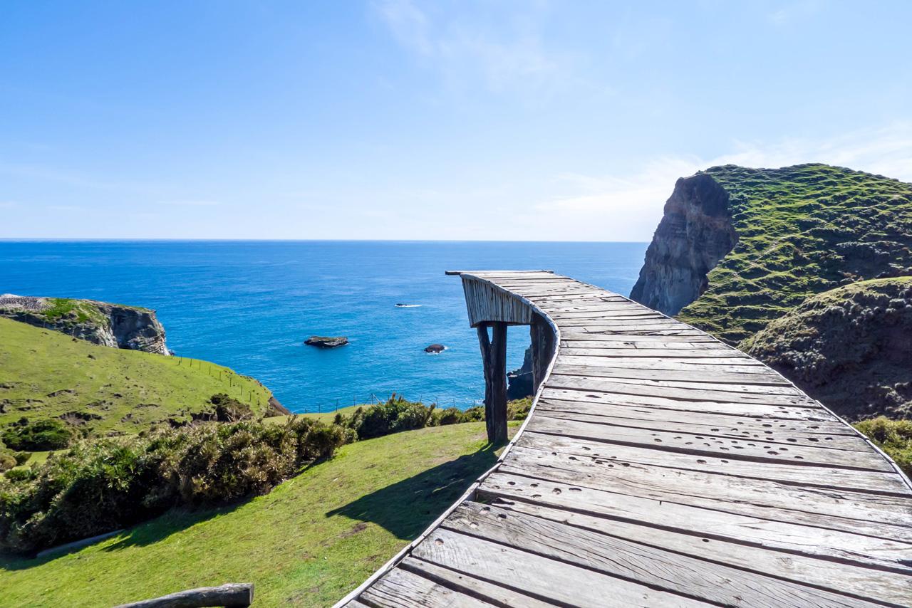 Chiloé lưu giữ vẻ đẹp mộc mạc của miền biển đảo Chile, nơi những mái nhà gỗ rực rỡ sắc màu hòa cùng thiên nhiên và những truyền thuyết lâu đời