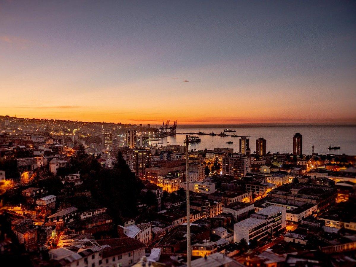 Valparaíso đẹp nhất khi nắng vàng phủ lên những sườn đồi rực rỡ, để mỗi bước chân giữa phố biển đều trở thành một khoảnh khắc đáng nhớ
