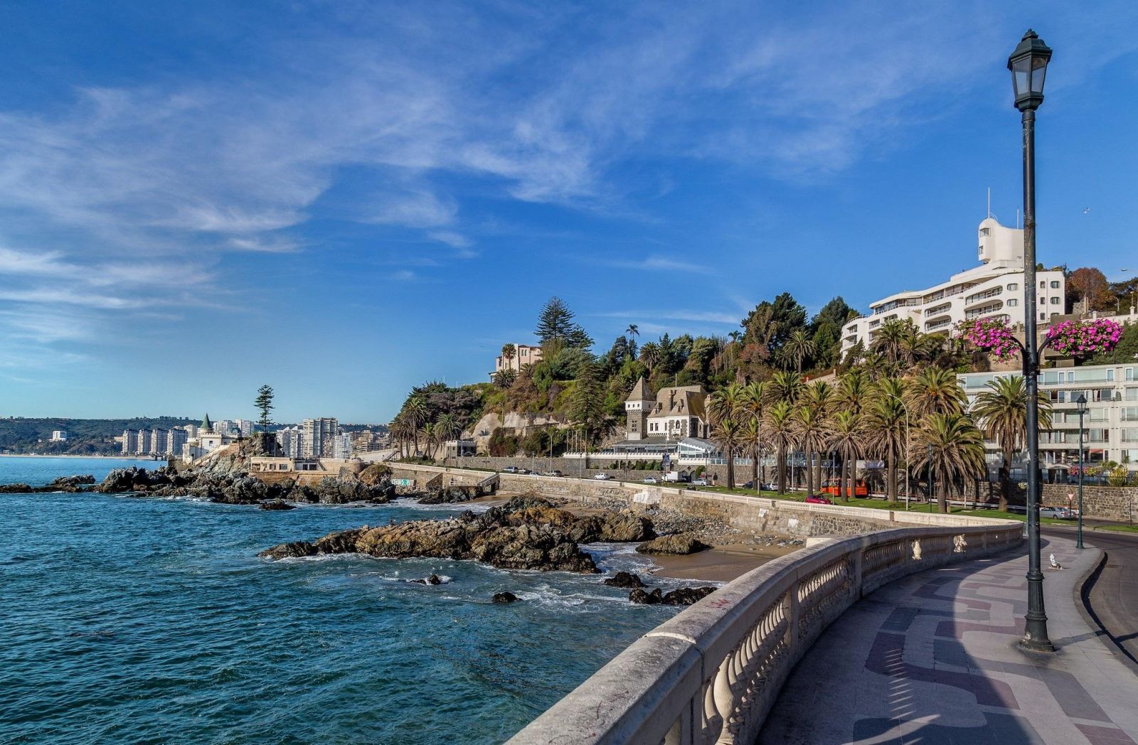 Viña del Mar rạng rỡ trong nắng biển dịu dàng, mang đến những ngày nghỉ thư thái giữa sắc hoa và làn gió Thái Bình Dương