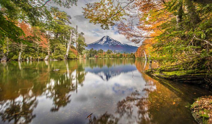 Mỗi mùa ở Chile Lake District đều mang một sắc thái riêng, từ mặt hồ xanh trong ngày hè đến những ngọn núi lửa trắng tuyết giữa mùa đông