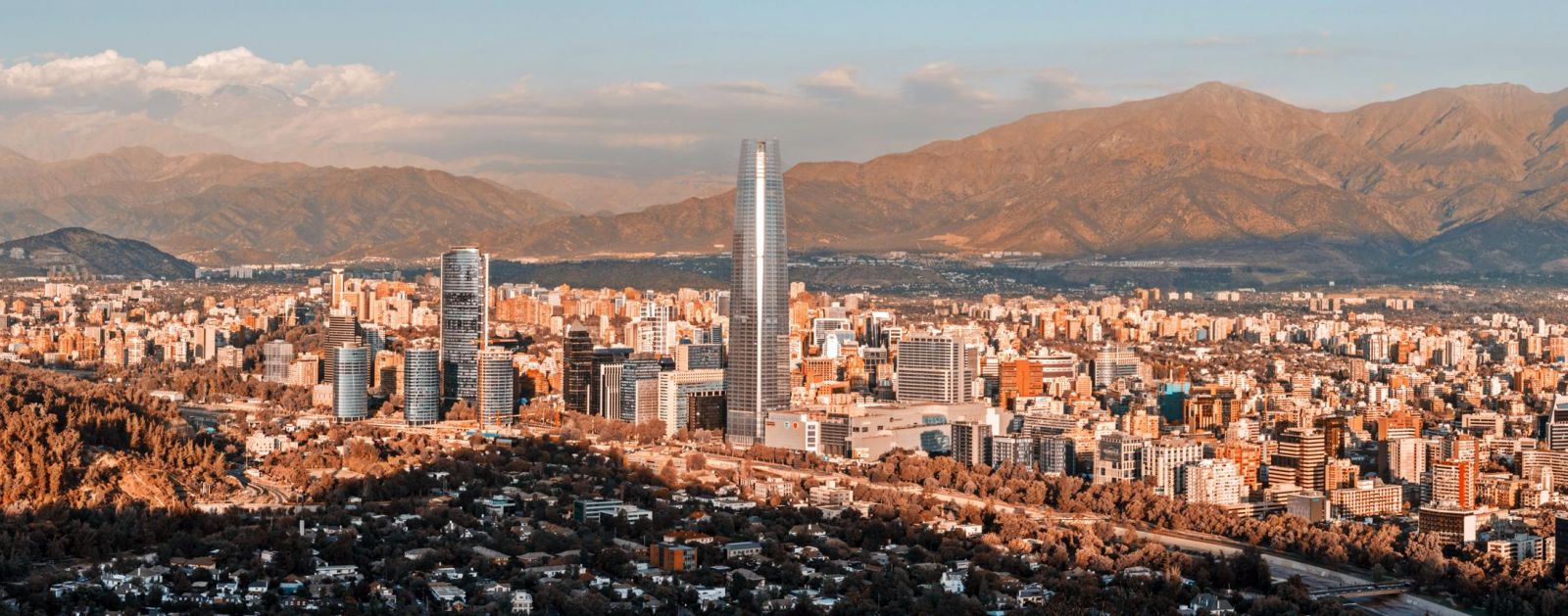 Santiago mang nhịp sống hiện đại giữa lòng thung lũng Andes, nơi vẻ đẹp đô thị hòa quyện cùng thiên nhiên hùng vĩ của Chile