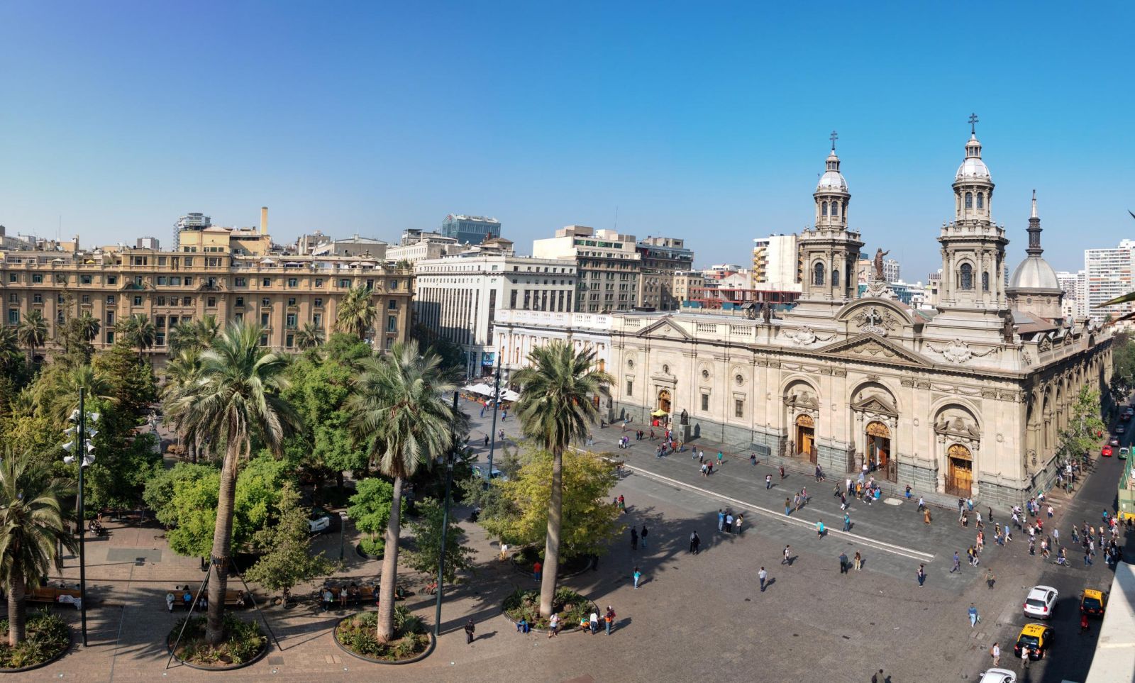 Santiago mang vẻ đẹp giao hòa giữa nhịp sống hiện đại và dấu ấn lịch sử, dưới bóng những đỉnh núi Andes hùng vĩ