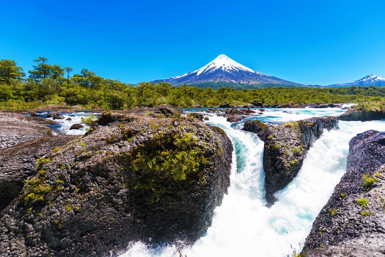 Miền Nam Chile mang vẻ đẹp thanh bình của núi và hồ, nơi mặt nước xanh biếc soibóng những đỉnh núi tuyết giữa không gian Andes hùng vĩ.