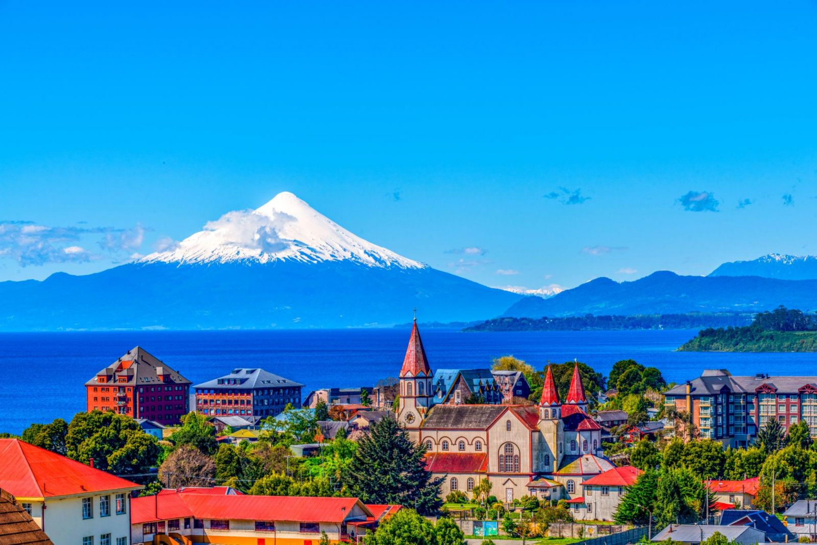 Chile Lake District quyến rũ bằng những mặt hồ xanh biếc soi bóng núi lửa tuyết trắng, mang đến một miền thiên nhiên trong lành và bình yên