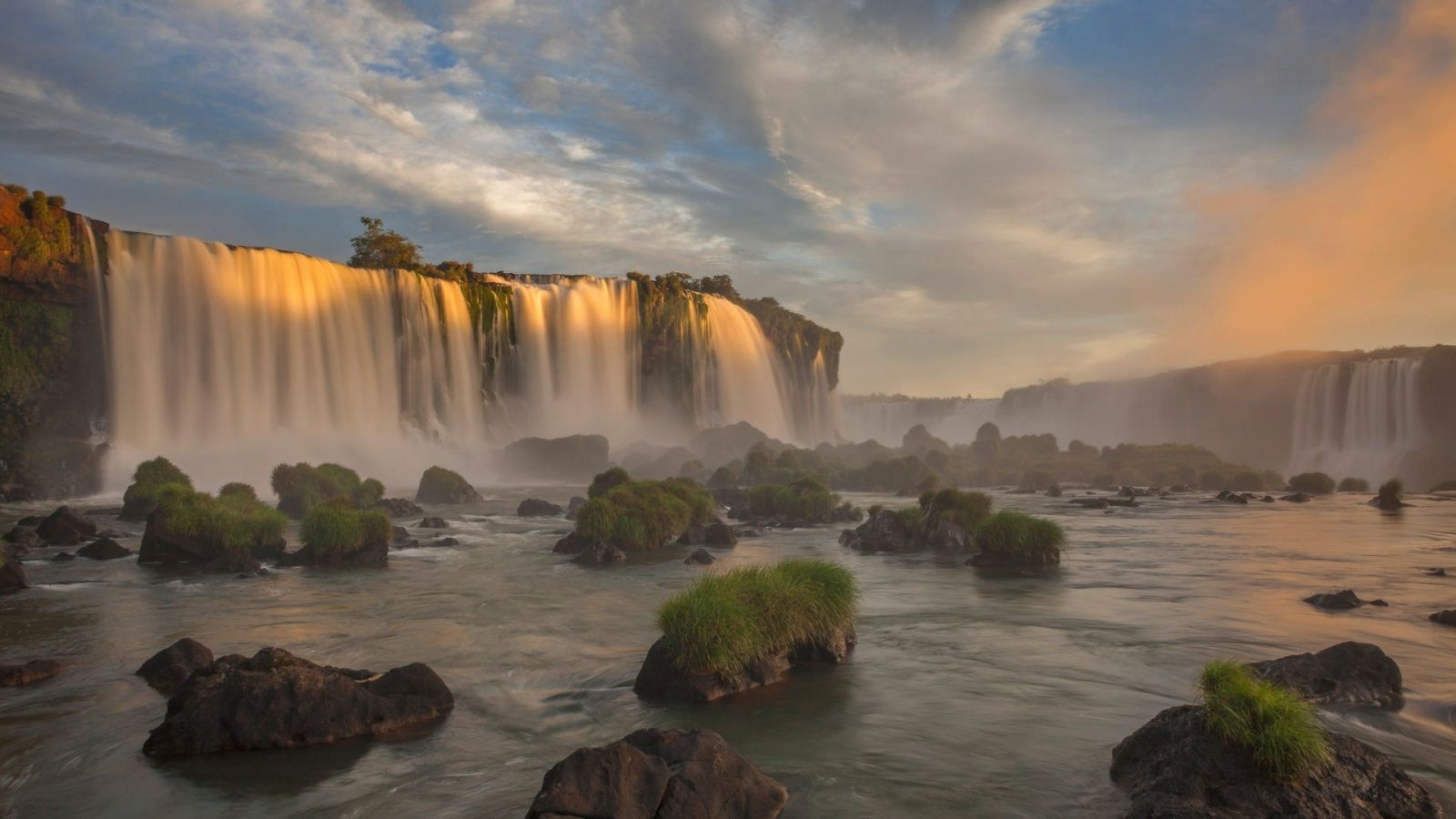 Cataratas do Iguaçu (Thác nước Iguacu) - Tọa lạc ngay biên giới Brazil và Argentina