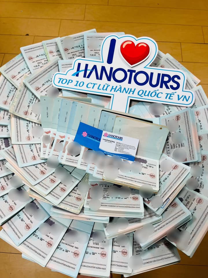 Liên hệ Hanotours qua hotline để đặt lịch hẹn tư vấn