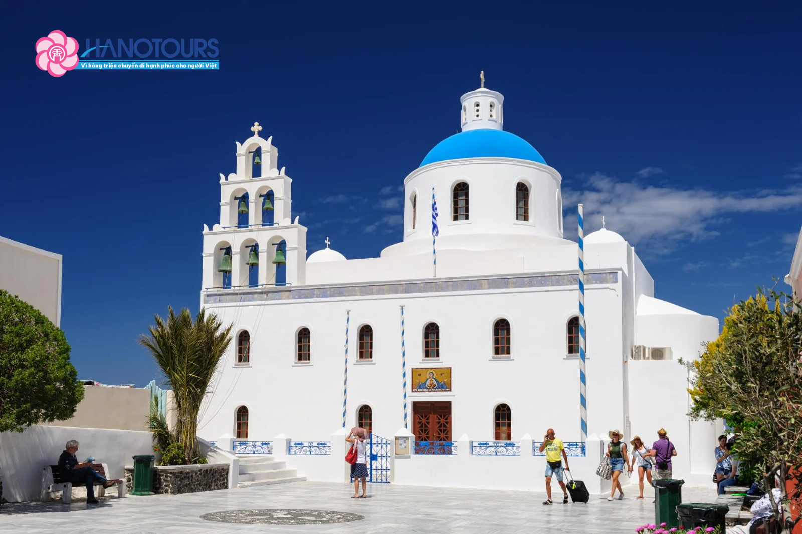 Nhà thờ Panagia Platsani với lối kiến trúc Cycladic đặc trưng của Hy Lạp