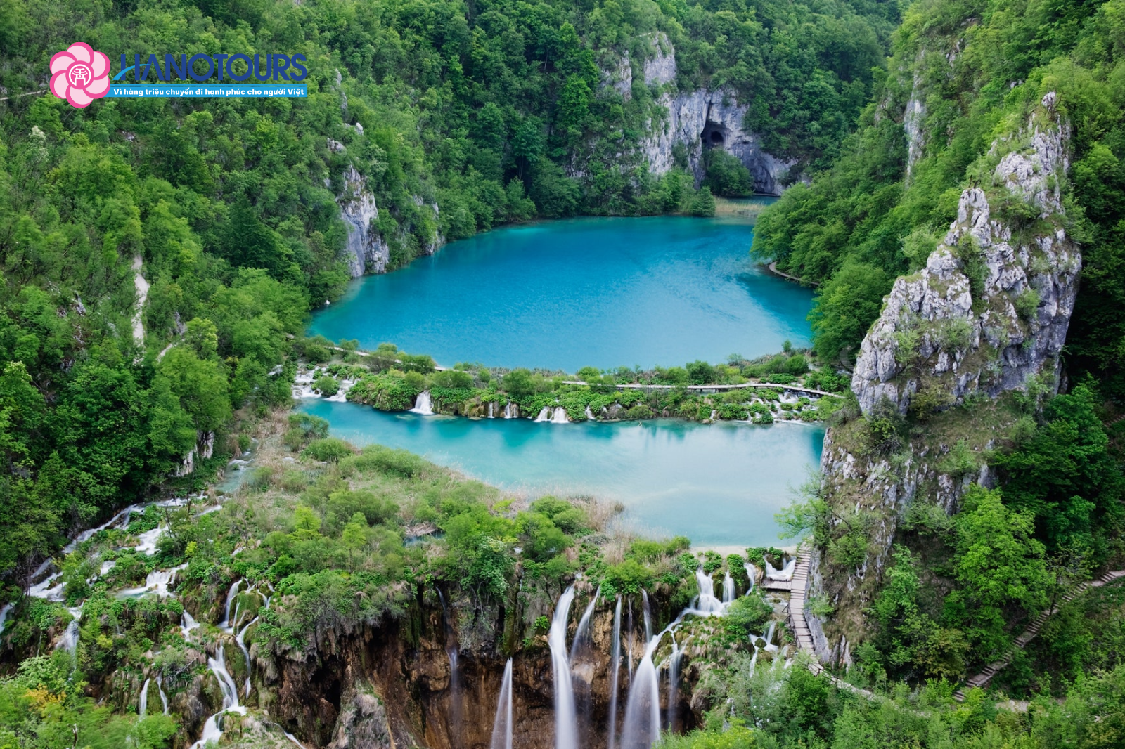 Vườn Quốc gia Plitvice có hệ thống 16 hồ nước nối liền nhau bằng hơn 90 thác nước lớn nhỏ