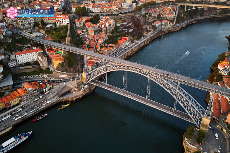 Cầu Dom Luís I là công trình kiến trúc nổi bật nhất Porto