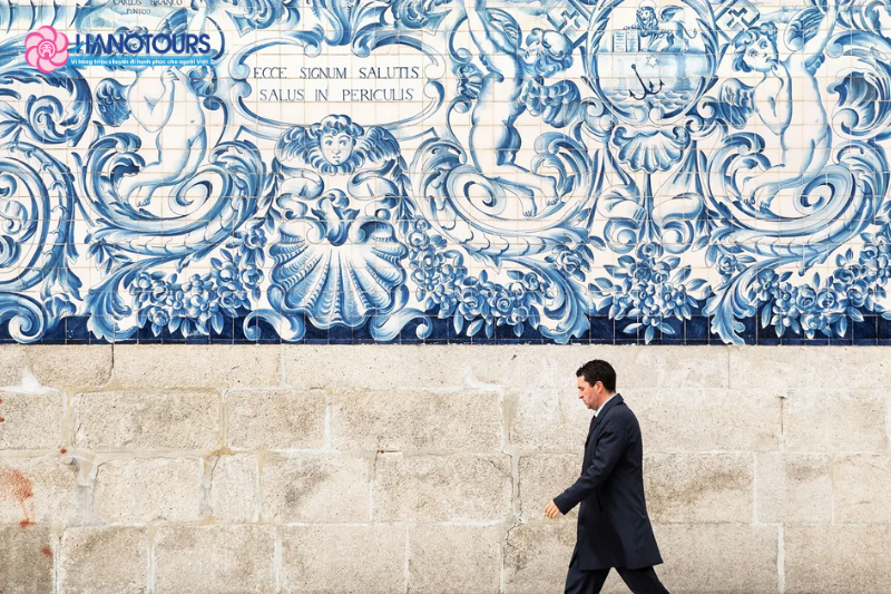 Những bức tường gạch men xanh trắng (azulejos) xuất hiện dày đặc khắp thành phố
