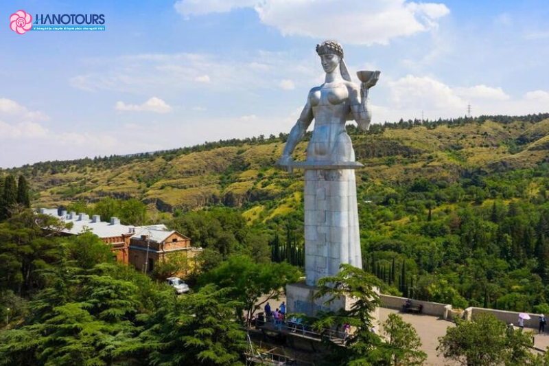 Tượng mẹ Georgia là một trong nhữ biểu tượng của thành phố Tbilisi