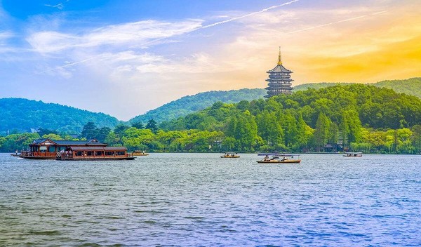 Du thuyền ngắm cảnh Tây Hồ đưa du khách khám phá vẻ đẹp thơ mộng của Hàng Châu