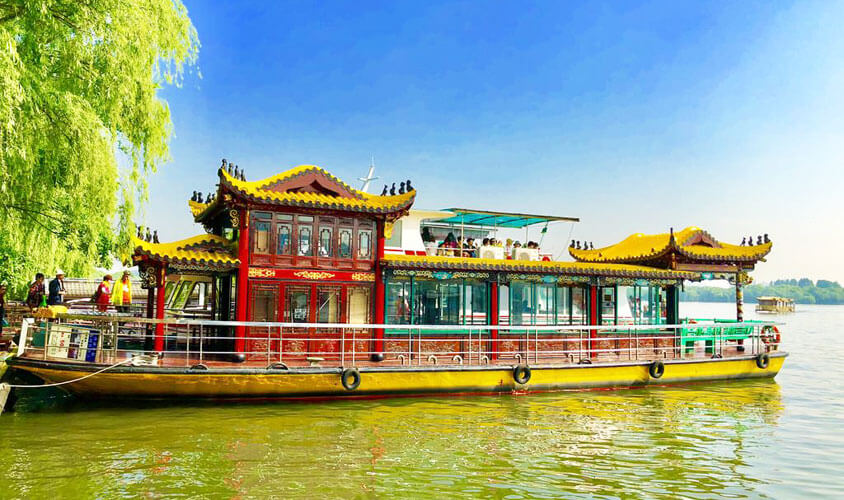 Du thuyền Tây Hồ Hàng Châu là trải nghiệm lý tưởng để chiêm ngưỡng trọn vẹn cảnh sắc thơ mộng của Tây Hồ