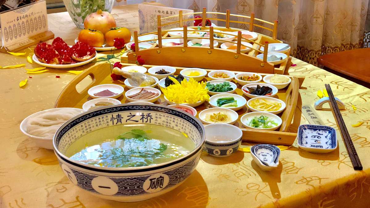 Thưởng thức mì qua cầu Vân Nam độc đáo