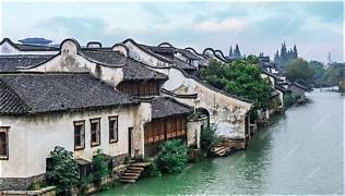 Khu nhà cổ ven sông Ô Trấn mang vẻ đẹp bình yên với mái ngói cổ, tường trắng và những dãy nhà soi bóng bên dòng nước