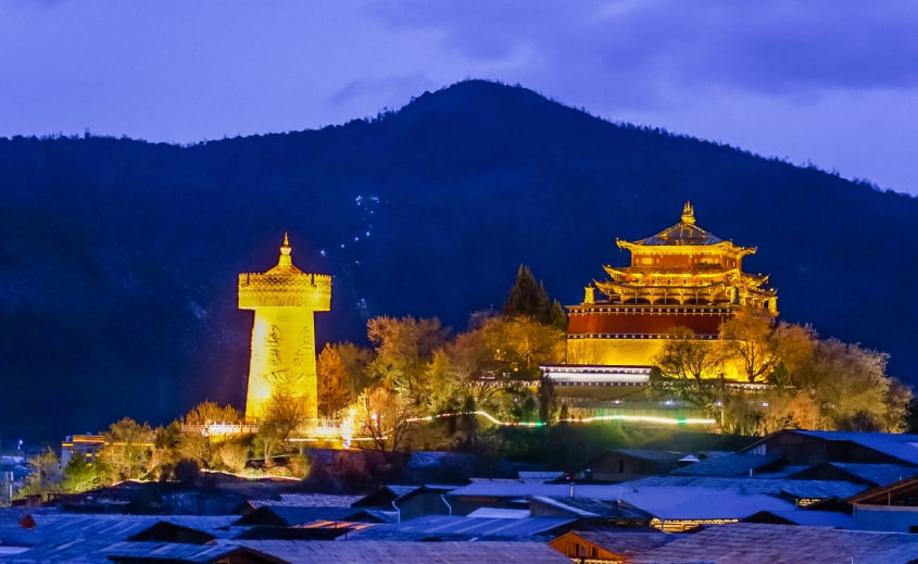 Khám phá Thành cổ Dukezong rực rỡ ánh đèn giữa lòng Shangri-La