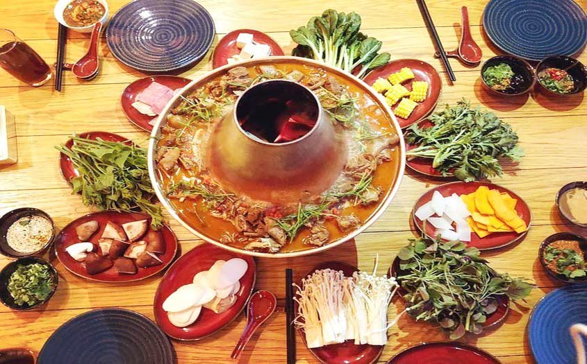 Lẩu bò Yak là món đặc sản nổi tiếng của vùng Shangri-La