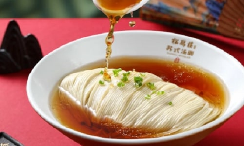 Mì Tô Châu nổi tiếng với sợi mì thanh mềm, nước dùng đậm vị và hương vị ẩm thực Giang Nam tinh tế